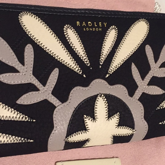 ❤️Radley London Zip Wallet ❤️ - Picture 2 of 5